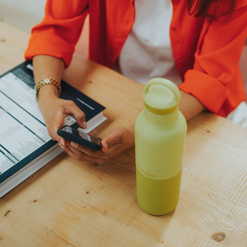20oz-rise-classic-with-arch-loop-cap-l4 20oz_rise_classic_insulated_bottle_acacia_worker_phone_square.jpg