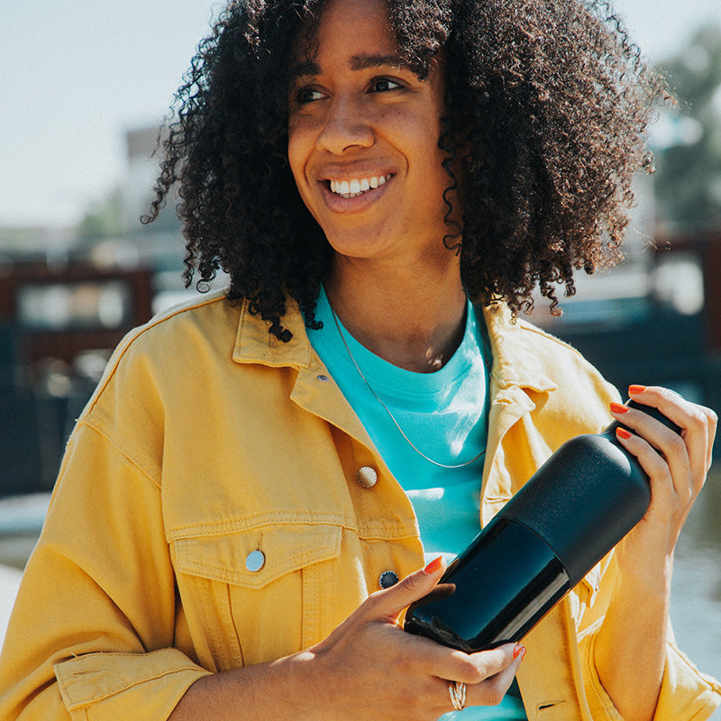20oz-rise-classic-with-arch-loop-cap-l4 20oz_rise_classic_insulated_bottle_black_woman_smile_square.jpg